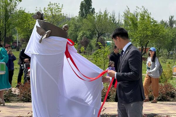 В бишкекском парке &quot;Ынтымак&quot; открыли первый и единственный в мире памятник букве &quot;Ы&quot; - Sputnik Кыргызстан