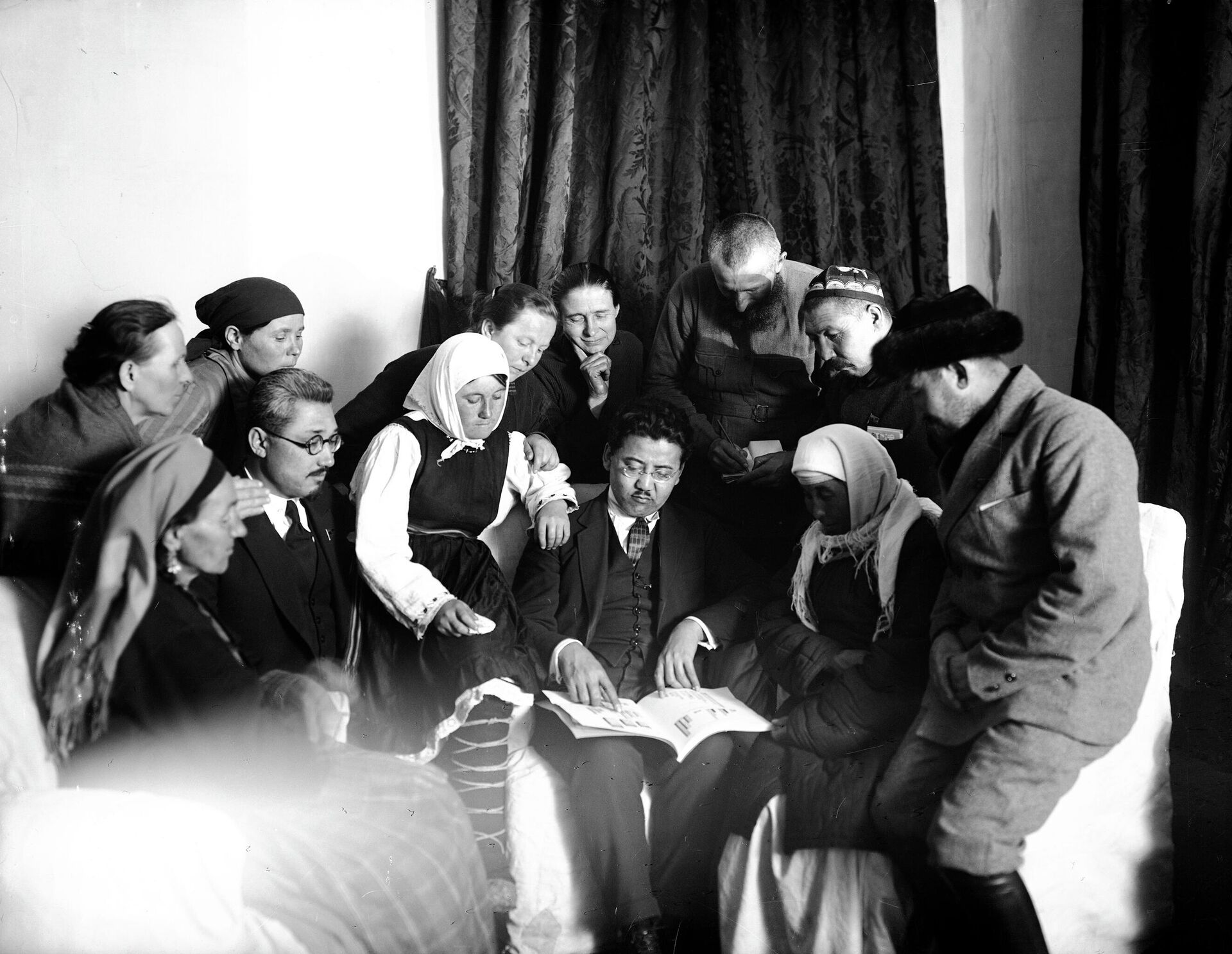 Делегаты всероссийского ХIII- сьезда - Sputnik Кыргызстан, 1920, 29.04.2024