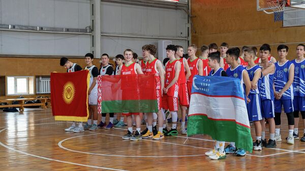 Как в Бишкеке проходит турнир по баскетболу среди юношей из стран СНГ — видео - Sputnik Кыргызстан