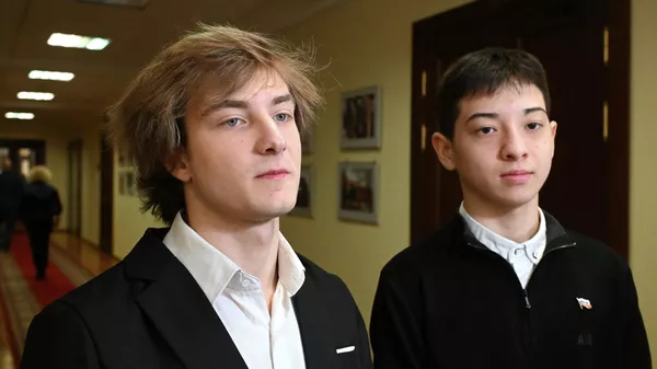 Школьники Никита Иванов (слева) и Ислам Халилов  - Sputnik Кыргызстан