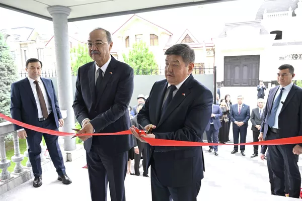Председатель кабинета министров Акылбек Жапаров открыл новое здание посольства Кыргызстана в Узбекистане - Sputnik Кыргызстан