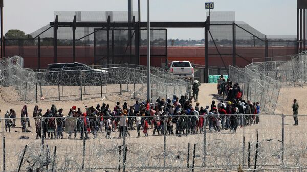 Очередь мигрантов на границе Мексики с США. Архивное фото  - Sputnik Кыргызстан