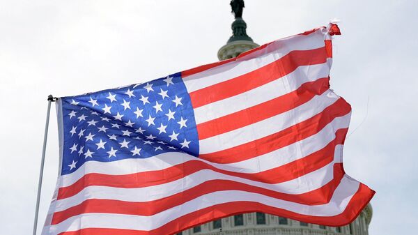 Флаг США на фоне здания Капитолия в Вашингтоне - Sputnik Кыргызстан