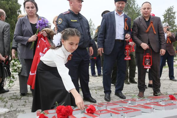 Частицу Вечного огня передали в организации и учреждения, откуда ее заберут активисты-волонтеры, чтобы также зажечь в других городах и селах Кыргызстана - Sputnik Кыргызстан