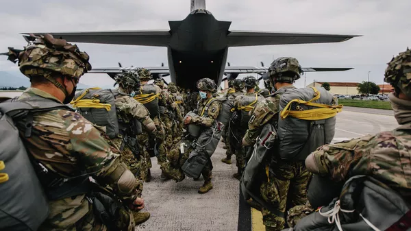 Американские военнослужащие во время посадки в военно-транспортный самолет на авиабазе в Авиано, Италия. Архивное фото - Sputnik Кыргызстан
