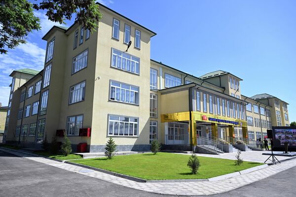 Президент Садыр Жапаров открыл новое здание школы имени Исхака Раззакова в Оше - Sputnik Кыргызстан