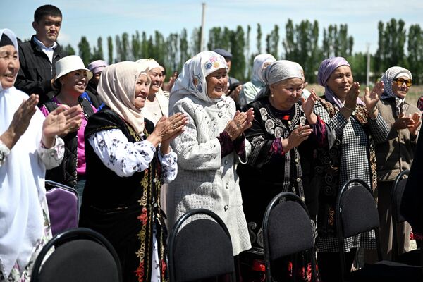 Билдирүүгө ылайык, аталган айыл Барак эксклавынан көчүп чыккан кыргызстандыктар үчүн салынууда - Sputnik Кыргызстан