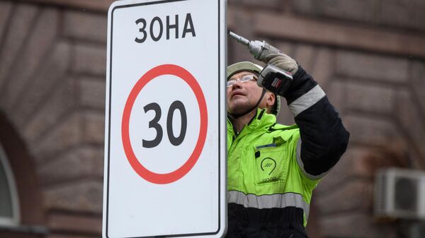 Монтаж дорожного знака на ограничение скорости. Архивное фото - Sputnik Кыргызстан