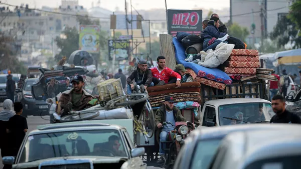 Палестинцы во время эвакуации из Рафаха - Sputnik Кыргызстан