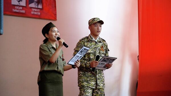 В Бишкеке студенты дали концерт, посвященный Дню Победы. Видео - Sputnik Кыргызстан