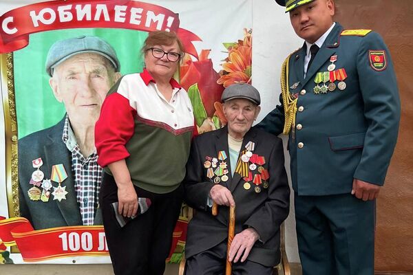 Командование Панфиловской дивизии поздравило ветеранов Великой Отечественной войны, проживающих в Иссык-Кульской области - Sputnik Кыргызстан