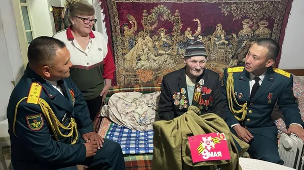 Командование Панфиловской дивизии поздравило ветеранов ВОВ в Иссык-Кульской области - Sputnik Кыргызстан