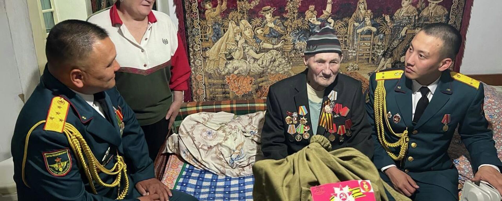 Командование Панфиловской дивизии поздравило ветеранов ВОВ в Иссык-Кульской области - Sputnik Кыргызстан, 1920, 09.05.2024