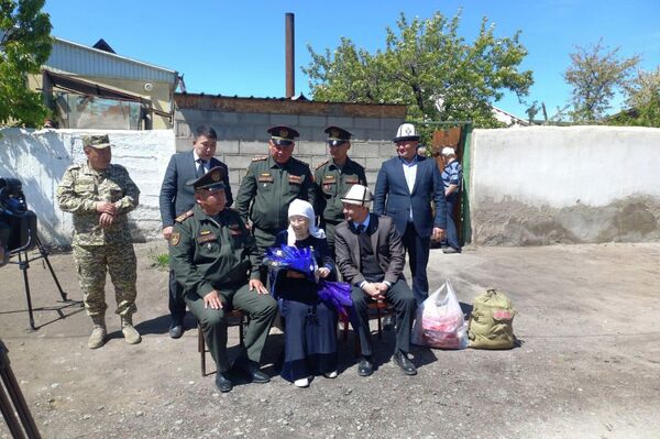 Командование Панфиловской дивизии поздравило ветеранов Великой Отечественной войны, проживающих в Иссык-Кульской области - Sputnik Кыргызстан