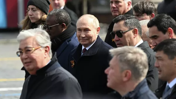 Президент РФ Владимир Путин и главы иностранных государств на Красной площади в Москве - Sputnik Кыргызстан