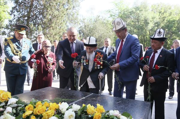 В ходе митинга-реквиема собравшиеся возложили цветы к Вечному огню, прочитали молитву в память о погибших, также прозвучал залп - Sputnik Кыргызстан