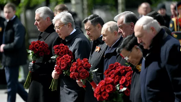 Президенты 10 стран возложили цветы к Могиле Неизвестного Солдата в Москве - Sputnik Кыргызстан