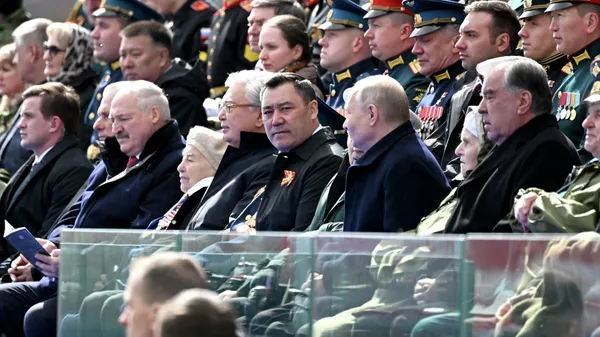 Президент КР принял участие в параде Победы в Москве - Sputnik Кыргызстан