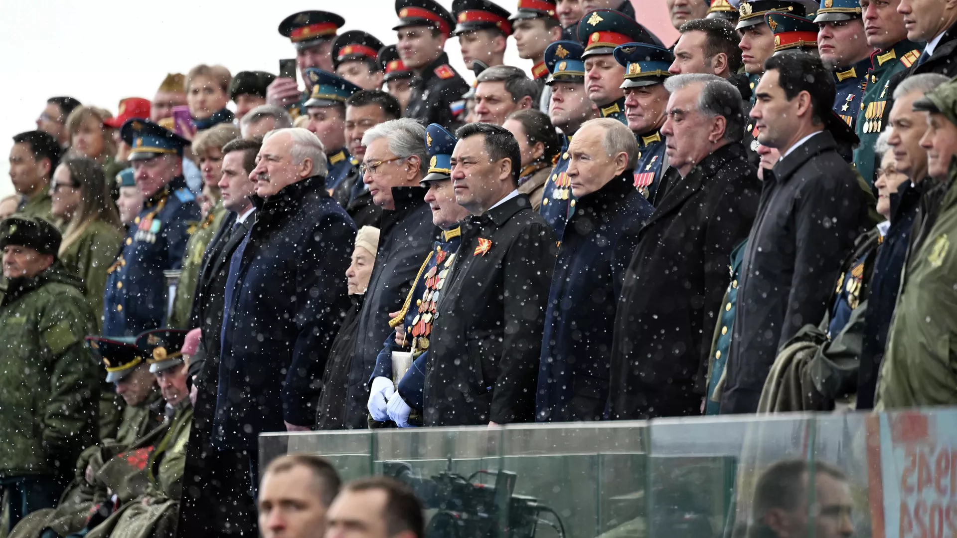 Президент КР принял участие в параде Победы в Москве