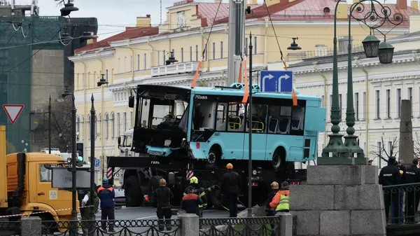 Пассажирский автобус упал с моста в реку в Санкт-Петербурге - Sputnik Кыргызстан