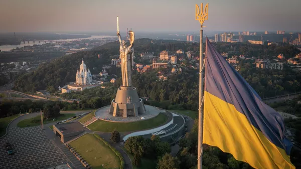Флаг Украины на фоне монумента в Киеве. Архивное фото  - Sputnik Кыргызстан