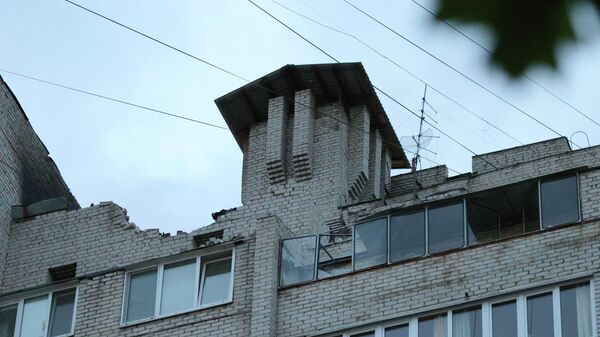 Многоквартирный жилой дом, частично разрушенный в результате массированного обстрела Белгорода со стороны ВСУ - Sputnik Кыргызстан