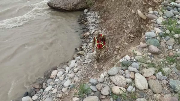 Поиски 4-летней девочки в реке Нарын - Sputnik Кыргызстан