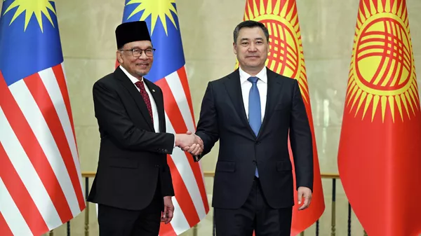 Садыр Жапаров Малайзиянын премьер-министрин чоң салтанат менен тосуп алды - Sputnik Кыргызстан