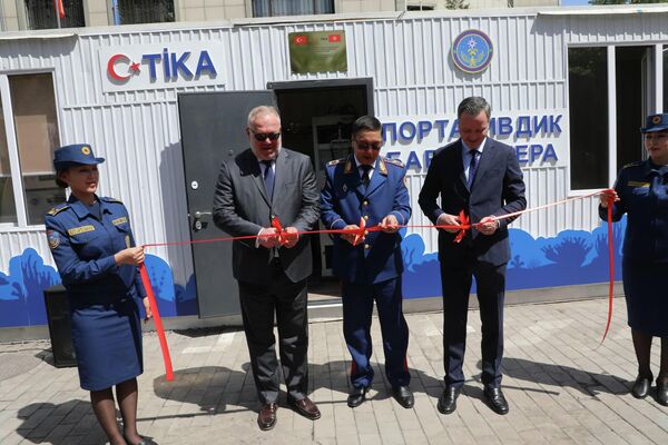 Өзгөчө кырдаалдар министрлигине мобилдик барокамера тапшырылды - Sputnik Кыргызстан