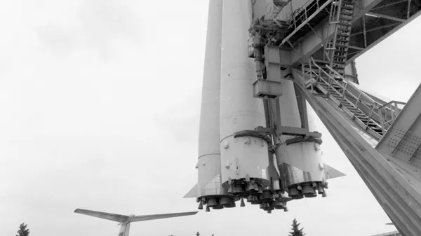 Космос павильонунун жанындагы Өнөр жай аянтында Восток ракеталык ракетасынын макети. Архивдик сүрөт - Sputnik Кыргызстан
