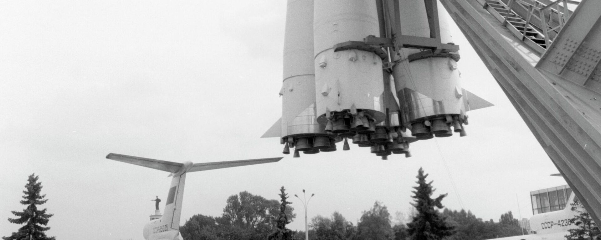 Космос павильонунун жанындагы Өнөр жай аянтында Восток ракеталык ракетасынын макети. Архивдик сүрөт - Sputnik Кыргызстан, 1920, 15.05.2024