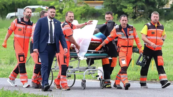 Спасатели везут раненого премьер-министра Словакии Роберта Фицо в больницу в городе Банска-Бистрица, центральная Словакия - Sputnik Кыргызстан