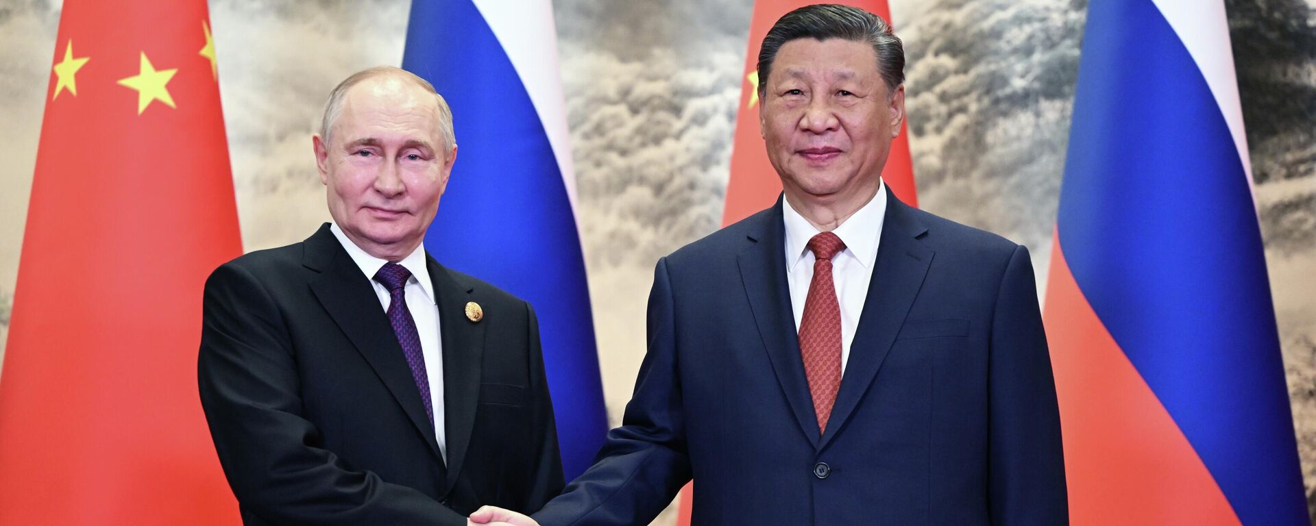 Президент РФ Владимир Путин прибыл в Китай с официальным визитом  - Sputnik Кыргызстан, 1920, 16.05.2024
