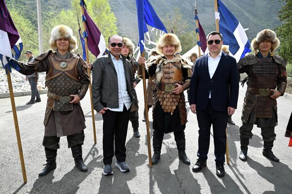 Также малазийскому премьеру представили выставку коллекций кыргызских национальных костюмов &quot;Аталар изи&quot;, были продемонстрированы элементы традиционной охоты салбуурун с участием беркутчи, лучников и тайганчи - Sputnik Кыргызстан