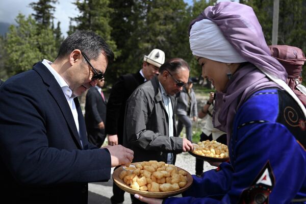 Также гости насладились кулинарными изысками местной кухни - Sputnik Кыргызстан