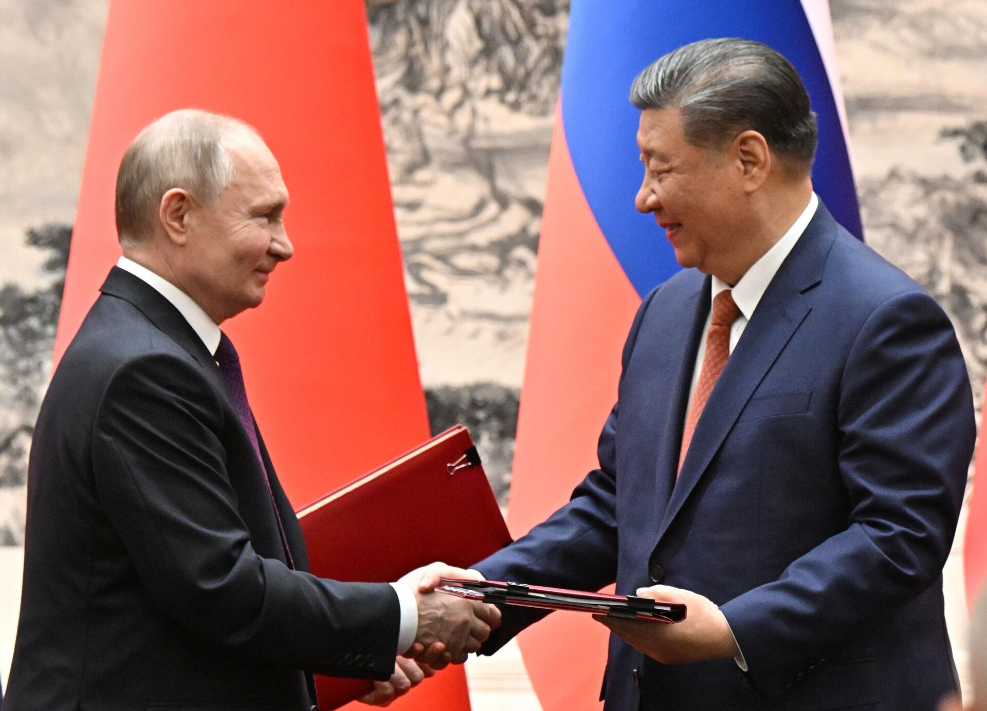 Президент Владимир Путин прибыл в Китай с официальным визитом - Sputnik Кыргызстан, 1920, 21.05.2024