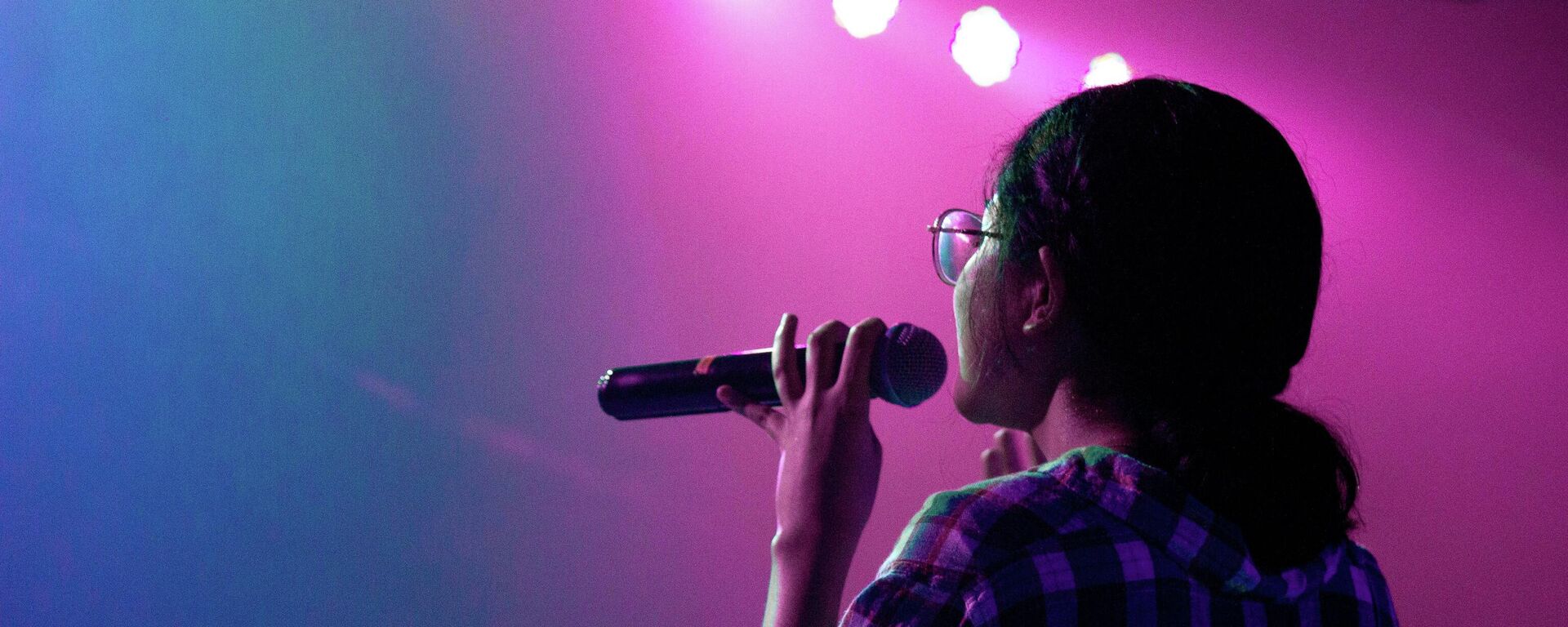 Выступление на сцене - Sputnik Кыргызстан, 1920, 16.04.2026