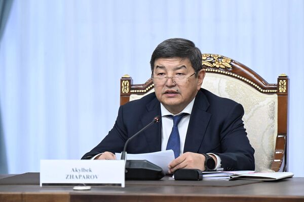 Жапаров сообщил, что, по данным китайской стороны, объем взаимного товарооборота стабильно растет и по итогам прошлого года составил 19,8 миллиарда долларов (рост на 30 процентов). Глава кабмина убежден, что это не предел - Sputnik Кыргызстан