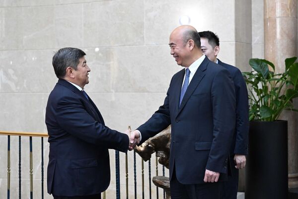 Председатель кабинета министров КР Акылбек Жапаров провел встречу с вице-премьером Государственного совета КНР Лю Гочжуном, среди прочего они обсудили вопрос увеличения товарооборота между двумя странами - Sputnik Кыргызстан