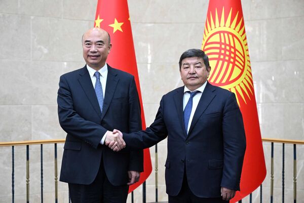 Он также отметил необходимость увеличить объем товарооборота, повысить пропускную способность действующих КПП, открыть в текущем году пункт пропуска "Бедел" и расширить сотрудничество в сфере туризма - Sputnik Кыргызстан