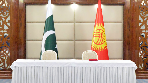 Флаги Кыргызстана и Пакистана. Архивное фото  - Sputnik Кыргызстан
