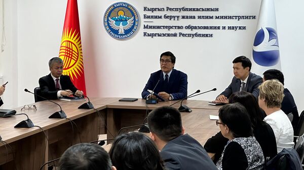 Министрлер кабинетинин төрагасынын орун басары Эдил Байсалов 18 жогорку окуу жайдын ректорлору менен жыйын өткөрдү - Sputnik Кыргызстан