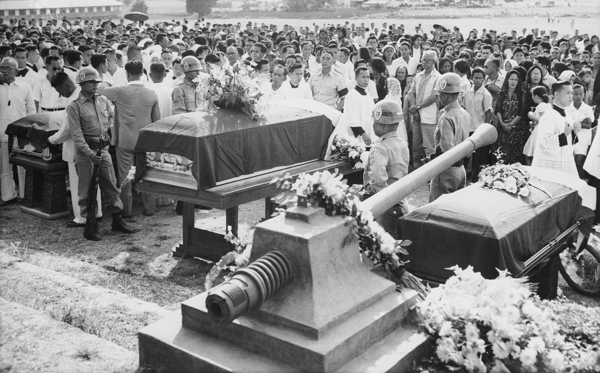Похороны президента Филиппин Рамон дель Фьерро Магсайсай - Sputnik Кыргызстан, 1920, 20.05.2024