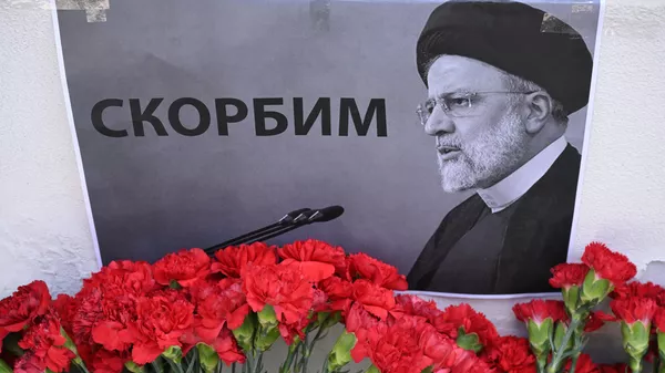 Цветы в память о президенте Ирана Эбрахиме Раиси. Иллюстративное фото - Sputnik Кыргызстан