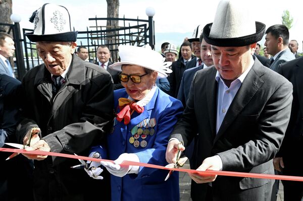 Президент Садыр Жапаров сегодня принял участие в торжественном открытии аэропорта в городе Таласе - Sputnik Кыргызстан
