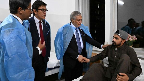 Эдиль Байсалов и Мохаммад Исхак Дар навестили пакистанского студента в больнице - Sputnik Кыргызстан
