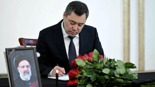 Президент Садыр Жапаров оставил запись в Книге соболезнований в Посольстве Ирана в Кыргызстане - Sputnik Кыргызстан
