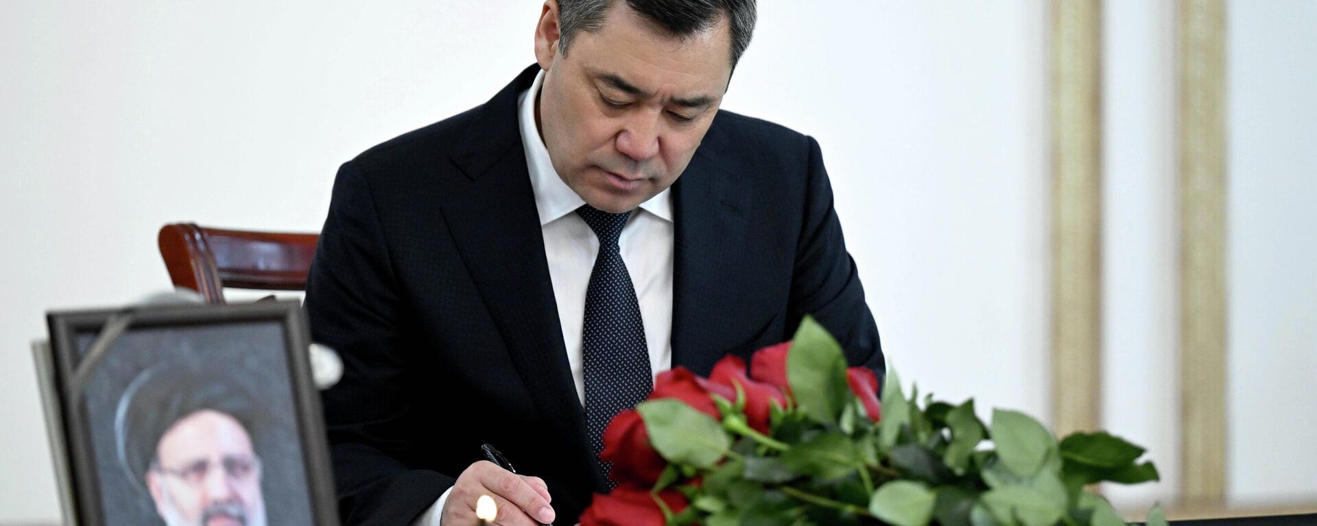 Президент Садыр Жапаров оставил запись в Книге соболезнований в Посольстве Ирана в Кыргызстане - Sputnik Кыргызстан, 1920, 22.05.2024