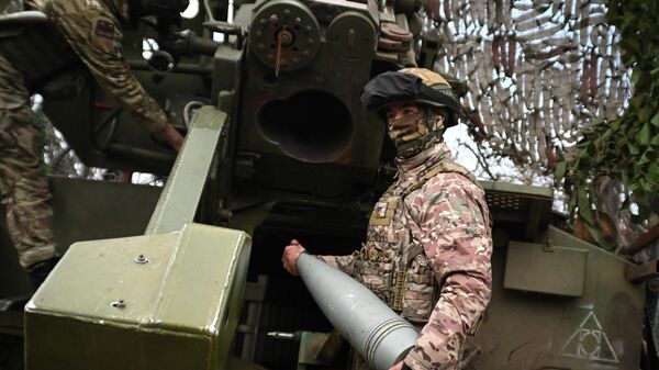 Военнослужащий группировки Центр несет снаряд к артиллерийскому орудию Гиацинт-С. Архивное фото  - Sputnik Кыргызстан