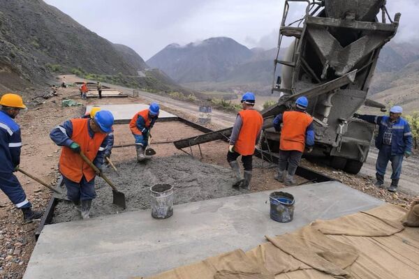 Сейчас на месте строят дорогу, тоннель, мост, временный лагерь для рабочих, высоковольтную линию и подстанции - Sputnik Кыргызстан